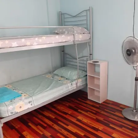 Homestay Idaman Tun Hussein - Harga Untuk 1 Rumah ,1 Bilik ,1 Bilik Air 4 Single Bed - Not Sharing